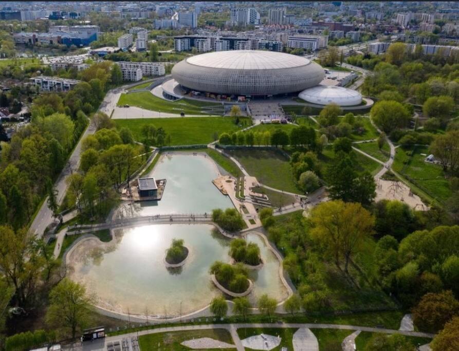 Nowoczesny Dabska Arena / Parking Kraków